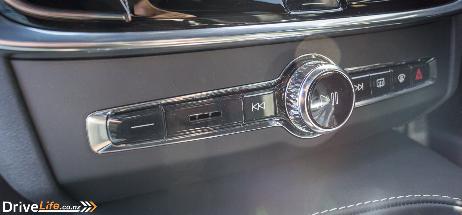2018 Volvo S90 R Design audio controls